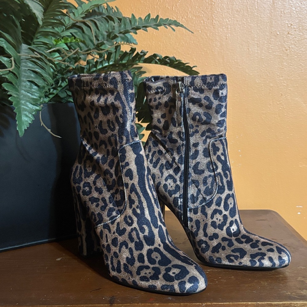 Steve Madden “Edit” Leopard Print Velvet Ankle Booties - Picture 2 of 3
